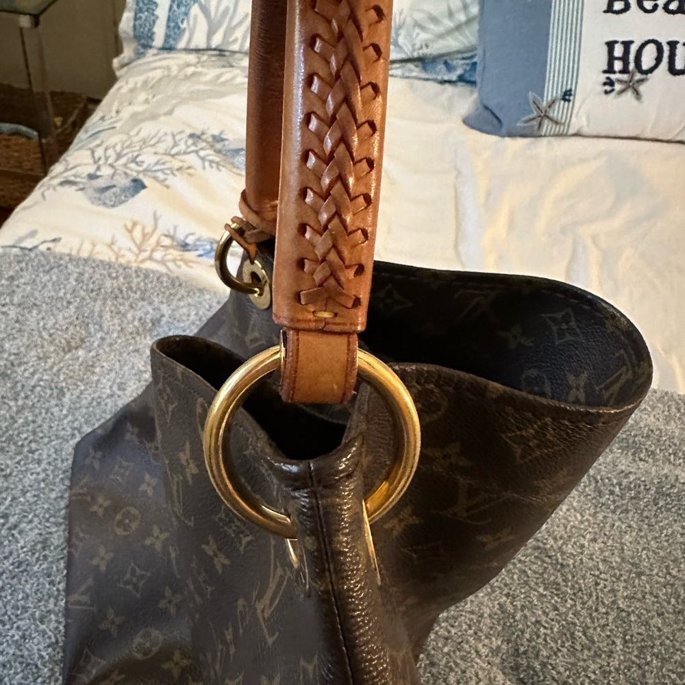 AUTHENTIC LV Artsy MM